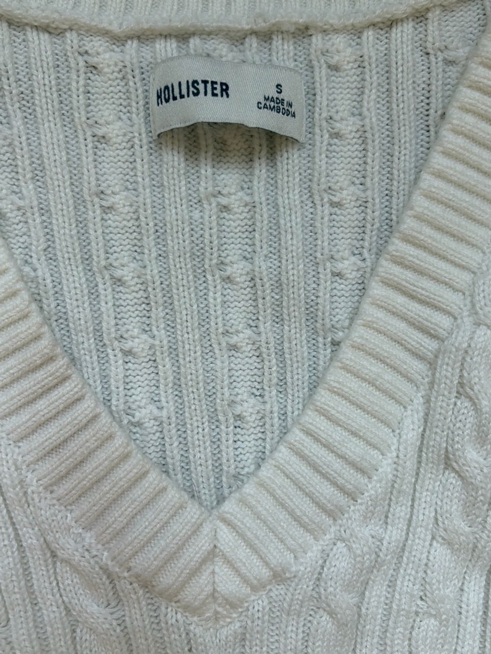 Hollister Off-White Cable-Knit V-Neck Sweater with Embroidered Logo - Picture 4 of 4